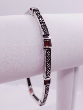 925 Sterling Silver Marcasite Bracelet with 2.75 Carats Of Garnet